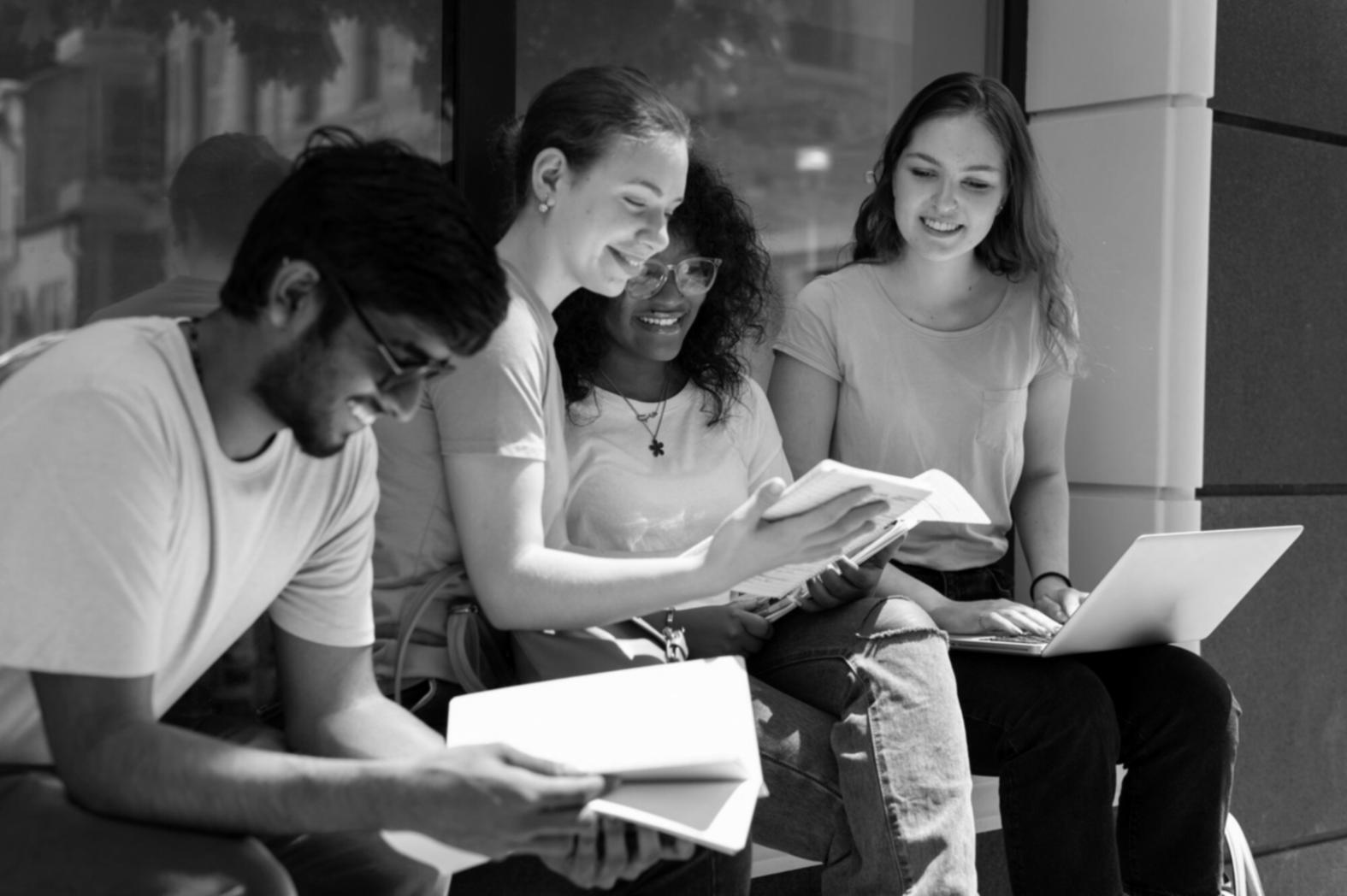 Bureaux modernes avec équipe collaborative en réunion stratégique